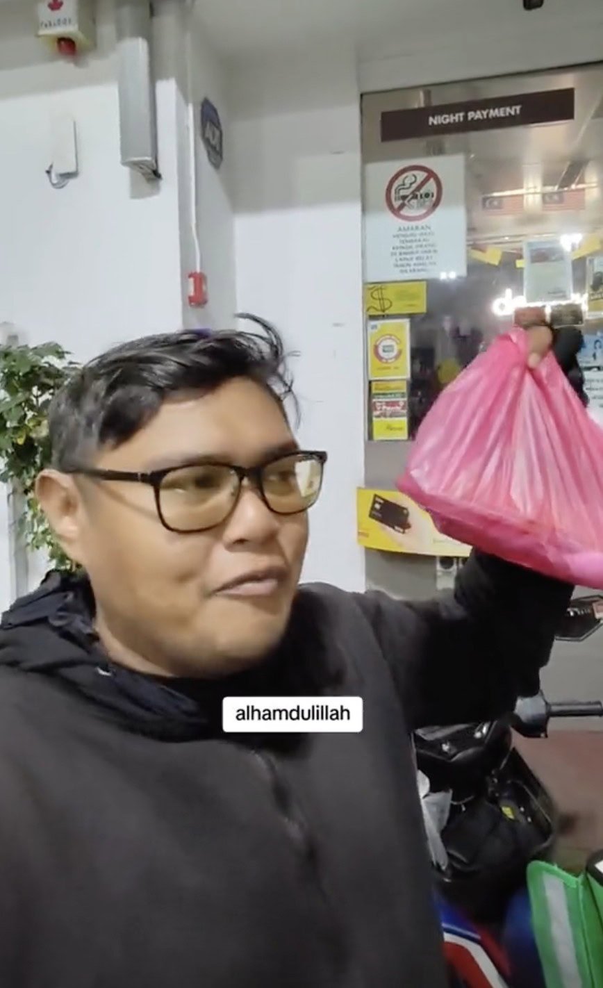 Lelaki terharu jumpa pelanggan